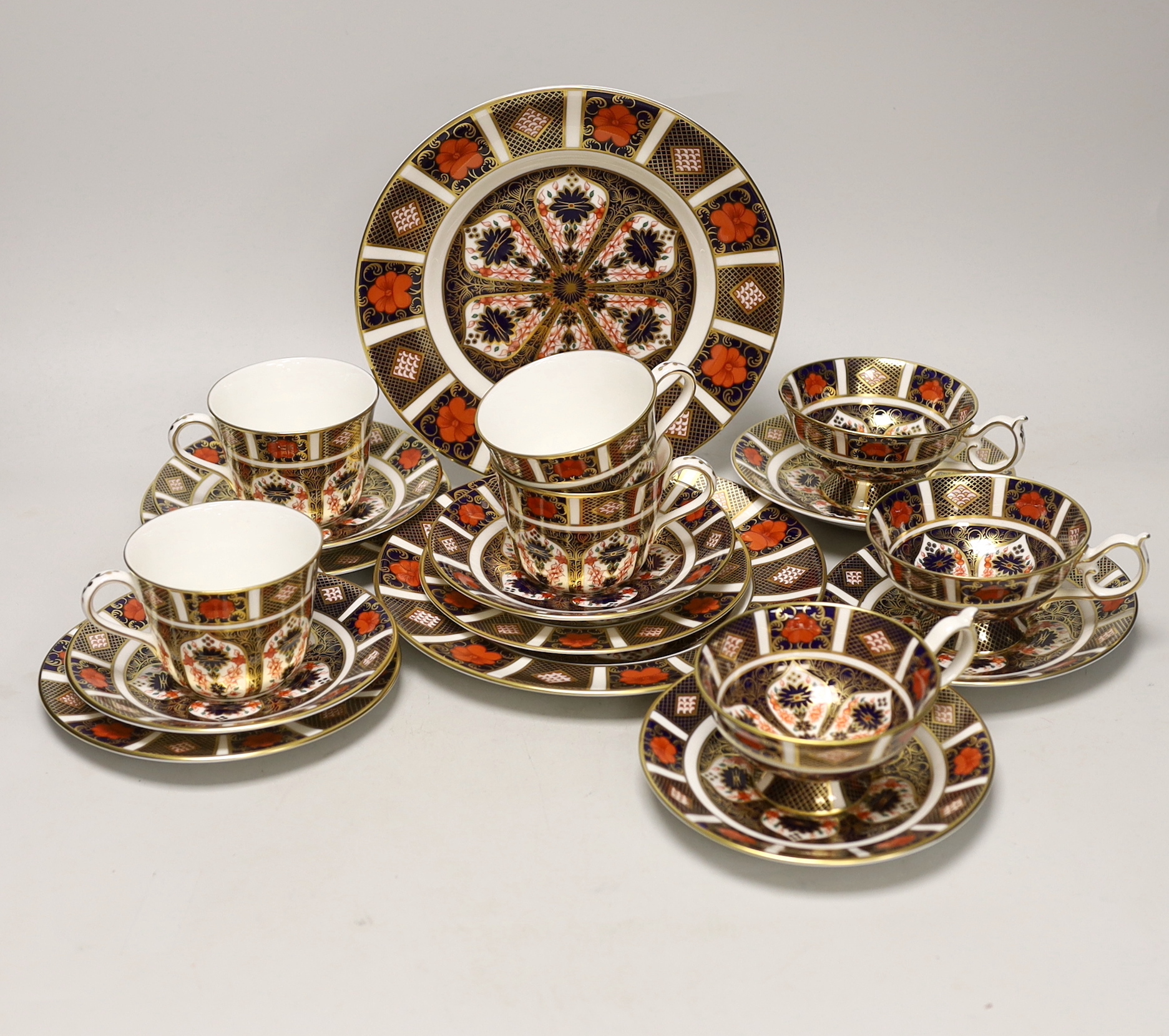 A quantity of Royal Crown Derby cups and saucers, pattern 1128
